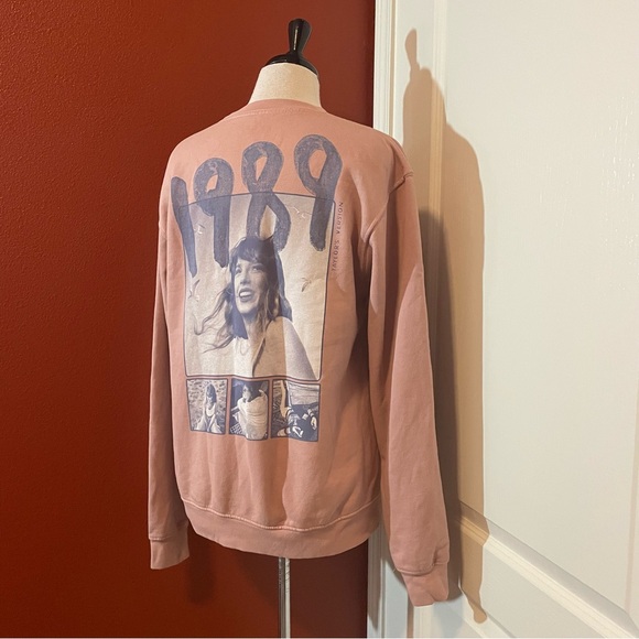 Taylor‎ Swift Women’s 1989 Album Cover Tour Pink Pullover Soft Sweater - Picture 4 of 4